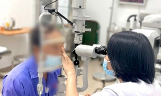 Hà Nội: Bất ngờ phát hiện rận làm tổ trên mi mắt suốt 3 năm