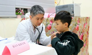 TS. Nguyễn Thành Nam, Giám đốc Trung tâm Nhi khoa (Bệnh viện Bạch Mai) khám bệnh nhi.