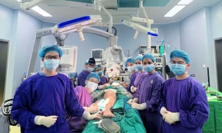 Tái tạo gương mặt biến dạng do u khổng lồ bằng công nghệ in 3D và vi phẫu 