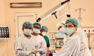 Việt Nam lần đầu thay khớp gối tăng trưởng cho trẻ ung thư xương