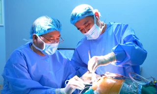 Hơn 11 giờ cắt đa tạng cứu sống bệnh nhân ung thư trực tràng tái phát