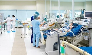 Bé 6 tuổi bị suy đa tạng, phải sử dụng tim phổi nhân tạo vì mắc cúm A 