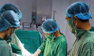 Kì tích cứu sản phụ mang thai đôi 'mỗi thai một kiểu'