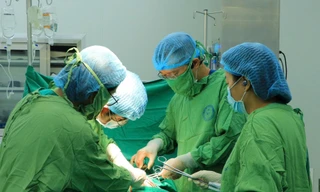 Hi hữu, sản phụ mắc ung thư vòm họng sinh con trong tư thế nửa nằm nửa ngồi