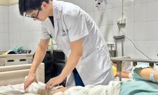 Nhiều điểm tại Hà Nội ngập nặng, loạt bệnh viện lớn dừng khám ngoại trú