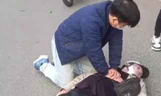 Cứu người trong tình huống khẩn cấp trên đường, bác sĩ ở Hà Nội được khen thưởng đột xuất