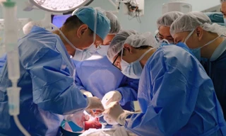 Lá gan của mẹ và phép màu hồi sinh bé gái chưa đầy 1 tuổi, nặng 5,3 kg