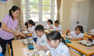 Ngăn thực phẩm bẩn từ gốc: Truy trách nhiệm người đứng đầu bếp ăn tập thể