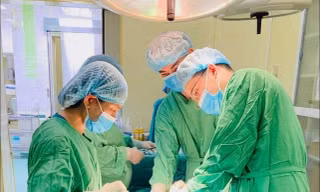 Bé gái 14 tuổi, suýt mất buồng trứng vì bỏ qua dấu hiệu đau bụng dưới
