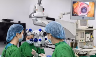 Hai bệnh nhân nghèo tìm lại ánh sáng nhờ được ghép giác mạc miễn phí