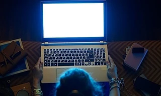 Ánh sáng xanh đang bào mòn làn da như thế nào?