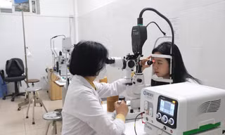 Người trẻ đối mặt nguy cơ mất thị lực vì màn hình số