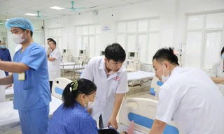 Cứu người trong tình huống khẩn cấp trên đường, bác sĩ ở Hà Nội được khen thưởng đột xuất