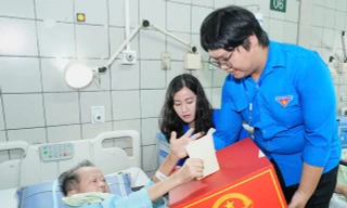 Những lá phiếu đặc biệt bên giường bệnh