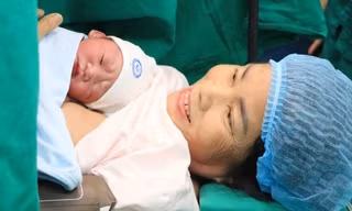 Vượt qua ranh giới tuổi tác, sản phụ 60 tuổi sinh con an toàn