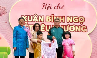 Trường tổ chức hội chợ xuân, áo cầu thủ U23 được bán với giá 46 triệu đồng