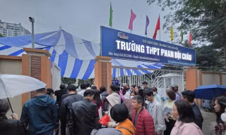 Hà Nội: Tái diễn cảnh phụ huynh vạ vật ‘trắng đêm’ xếp hàng nộp hồ sơ vào lớp 10