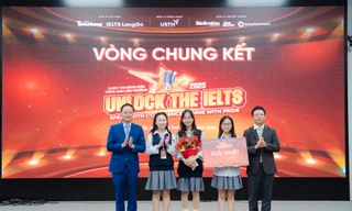 Học sinh các trường THPT căng thẳng, kịch tính tranh giải tại Cuộc thi hùng biện Tiếng Anh liên trường