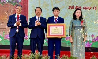 Hà Nội: Trường THPT Bất Bạt nhận Bằng khen Bộ GD&ĐT dịp 60 năm thành lập
