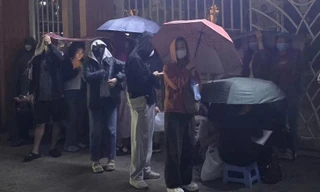 Giải mã 'cơn sốt' đội mưa xuyên đêm chờ đăng ký cho con vào lớp 10