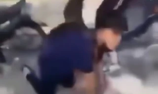 Hà Nội: Học sinh bị bắt quỳ, liếm biển số xe máy