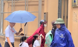 Nhiều trường tại Hà Nội cho học sinh nghỉ sớm vì lo mưa ngập