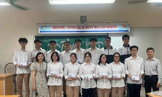 Quyết (thứ hai bên phải) trong một lần được nhận khen thưởng tại lớp vì thành tích học tập tốt.