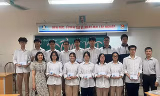 Quyết (thứ hai bên phải) trong một lần được nhận khen thưởng tại lớp vì thành tích học tập tốt.