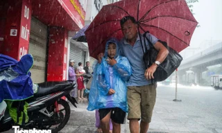 Hà Nội: Mưa ngập, học sinh không thể đến trường