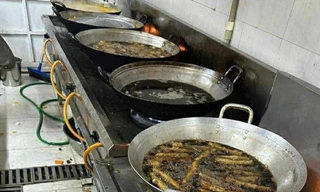 Dầu rán đen ngòm, thịt ôi thiu vào trường học: Bao giờ mới chấm dứt?