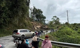 Sạt lở khu vực Cổng Trời tại Tuyên Quang, Quốc lộ 4C ách tắc