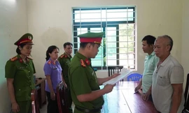 Cơ quan CSĐT Công an tỉnh Phú Thọ thi hành quyết định khởi tố bị can Phan Văn Phòng.