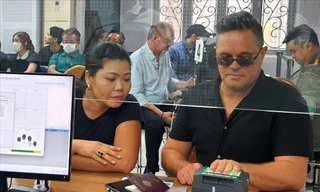 Người nước ngoài ở TPHCM hào hứng đi đăng ký định danh điện tử