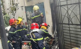  Cảnh sát kịp thời cứu 2 chị em mắc kẹt trong ngôi nhà cháy ngùn ngụt