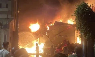 Người dân hoảng loạn chạy khỏi vựa ve chai đang cháy đỏ rực ở TPHCM