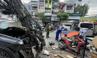 Ô tô tông gãy cột điện rồi lao vào người đi đường, tài xế bất tỉnh bên trong xe