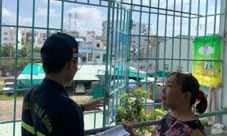 Sau vụ cháy khiến 8 người tử vong ở TPHCM: Cảnh sát đến tận chung cư vận động gỡ lồng sắt, tháo ‘chuồng cọp’