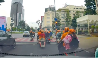 Đoàn xe Vespa ngang nhiên vượt đèn đỏ giữa trung tâm TPHCM