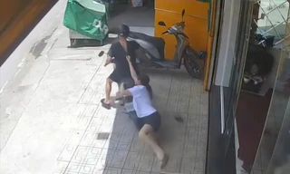 Vờ mua rồi cướp nhẫn vàng bỏ chạy