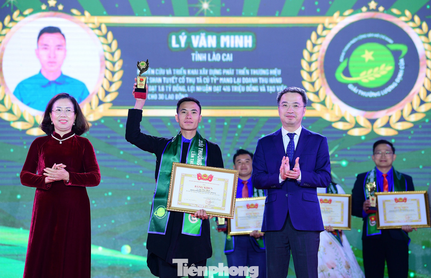 Anh Lý Văn Minh nhận giải thưởng Lương Định Của năm 2025. Ảnh: Xuân Tùng