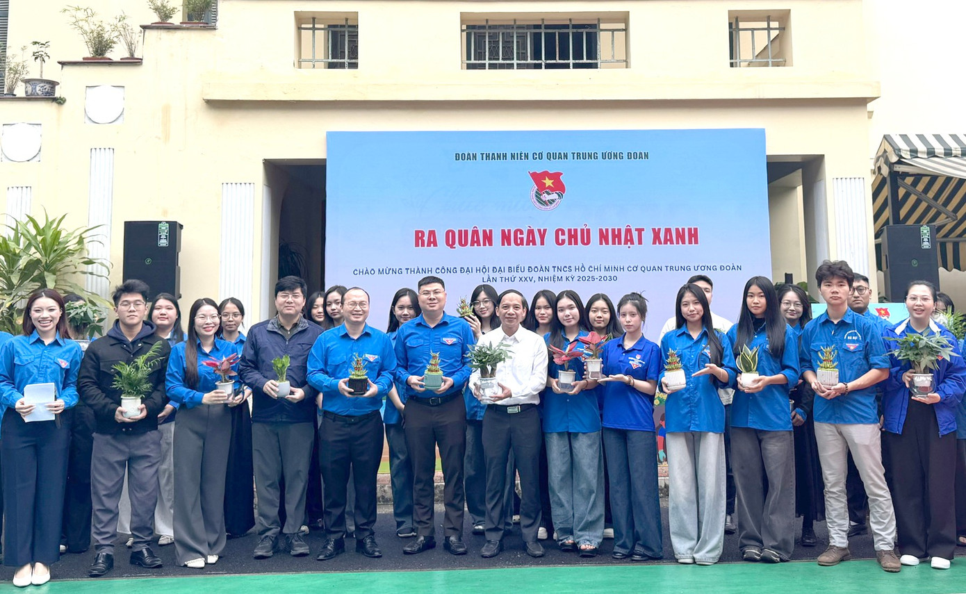 Ban Tổ chức trao tặng cây xanh đoàn viên, thanh niên. tienphong-chunhatxanh2.jpg