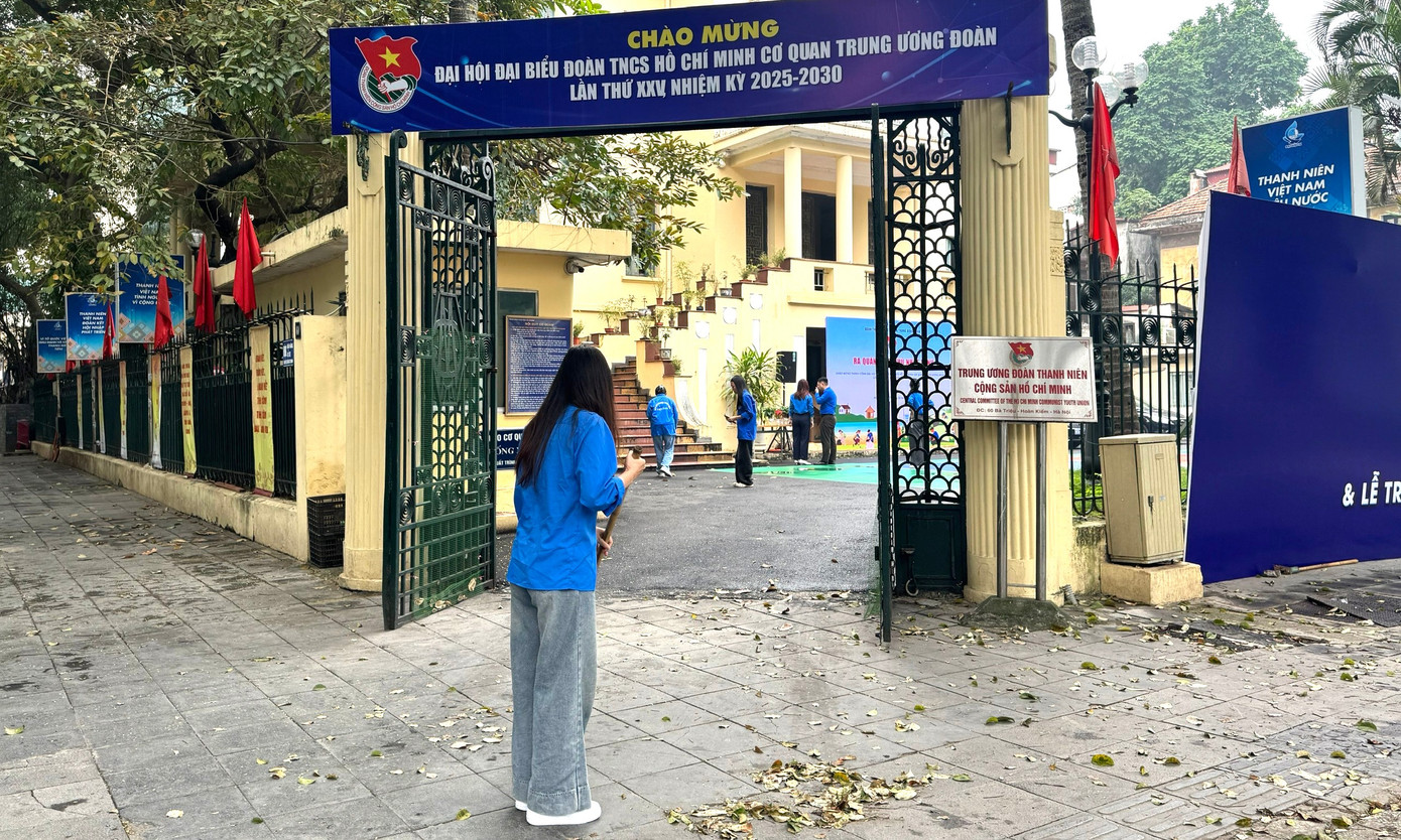 Đoàn viên thanh niên tham gia vệ sinh môi trường phòng làm việc, khu vực cơ quan T.Ư Đoàn. tienphong-chunhatxanh5.jpg