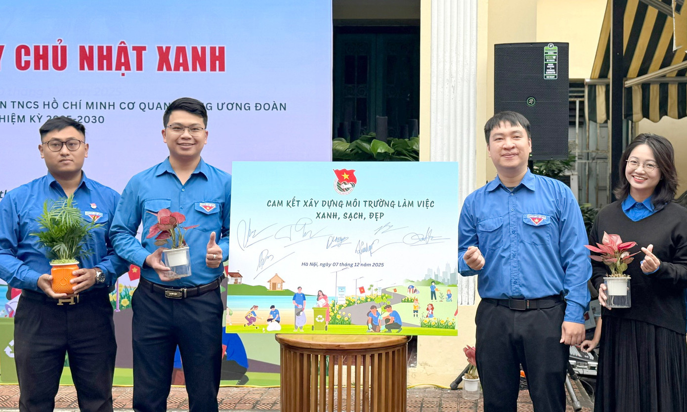 Đoàn viên thanh niên thực hiện cam kết xây dựng môi trường làm việc xanh, sạch, đẹp. tienphong-chunhatxanh6.jpg