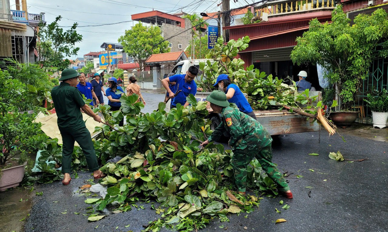 Đoàn viên thanh niên tham gia khắc phục hậu quả bão Yagi (năm 2024) bao-yagi-thaibinh-gatlua17-3983.jpg