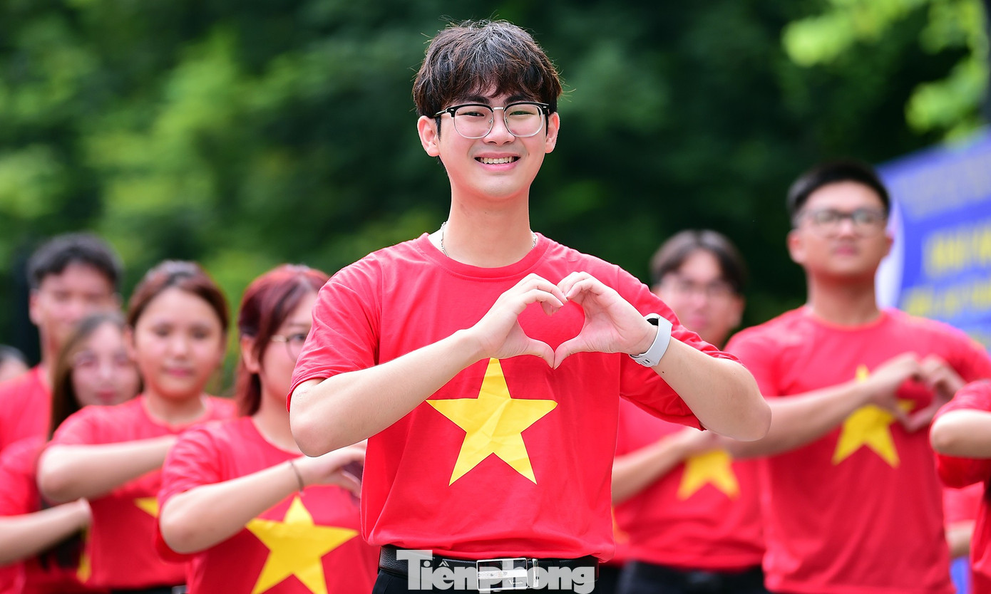 Nguyễn Hải Sơn rạng rỡ thể hiện tình yêu Tổ quốc. Ảnh: Xuân Tùng tp-xuantung-toiyeutoquoc-gioitre8.jpg