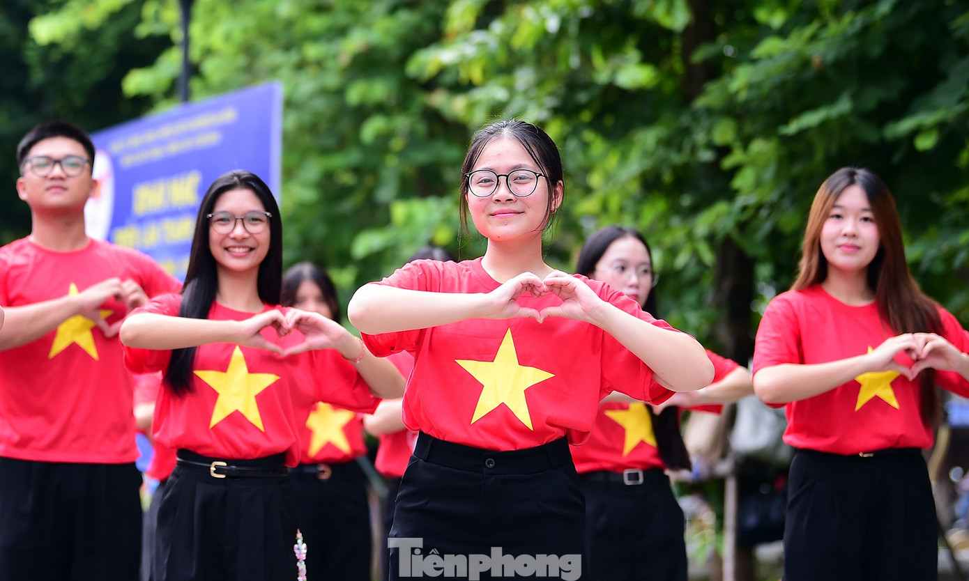 tp-xuantung-toiyeutoquoc-gioitre6.jpg
