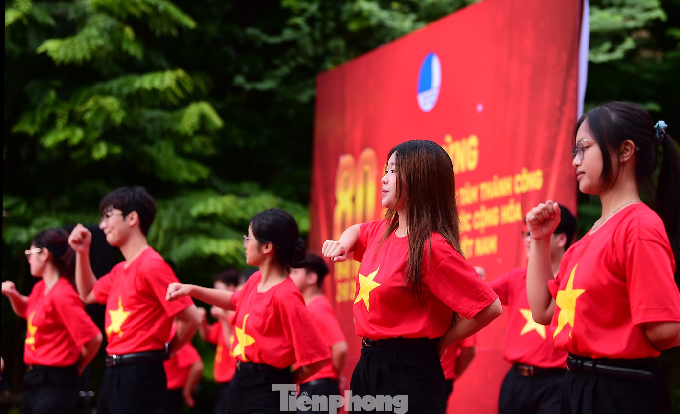 Các thành viên Hội Thanh niên vận động hiến máu Việt Nam đồng diễn thể hiện tình yêu Tổ quốc. Ảnh: Xuân Tùng tp-xuantung-toiyeutoquoc-gioitre21.jpg