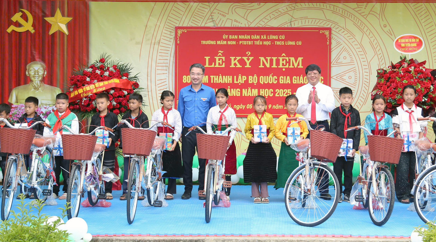 បន្ទាប់ពីសម្តែងការស្វាគមន៍ និងពិធីទទួលសិស្សថ្មី លោក Nguyen Tuong Lam លេខាសម្ព័ន្ធយុវជនមជ្ឈិម ប្រធានសហភាពយុវជនមជ្ឈិមវៀតណាម និងគណៈប្រតិភូសហភាពយុវជនមជ្ឈិមបានជូនកម្រងផ្កាអបអរសាទរសាលាក្នុងឱកាសឆ្នាំសិក្សាថ្មី។ tienphong-toiyeutoquoctoi12.jpg