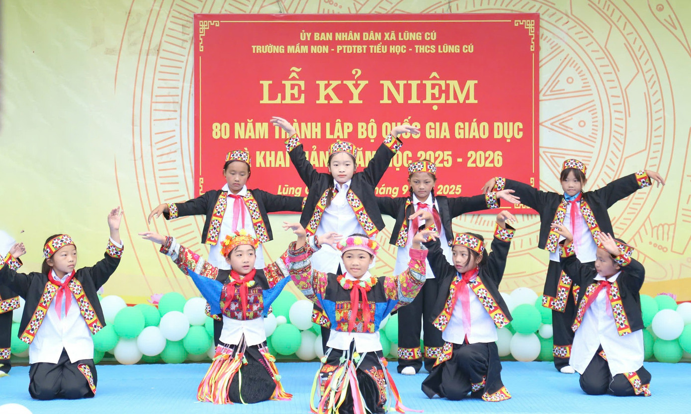 ក្នុងបរិយាកាសដ៏ឧឡារិក និងអ៊ូអរ វិទ្យាល័យ Lung Cu បានប្រារព្ធពិធីបើកបវេសនកាលឆ្នាំសិក្សាថ្មី ២០២៥ - ២០២៦។ អញ្ជើញចូលរួមពិធីបើកមាន លោក Nguyen Tuong Lam - លេខាសម្ព័ន្ធយុវជនមជ្ឈិម ប្រធានសហភាពយុវជនវៀតណាមមជ្ឈិម; លោក Ha Trung Kien - អនុប្រធានអចិន្ត្រៃយ៍នៃគណៈកម្មាធិការរណសិរ្សមាតុភូមិវៀតណាមខេត្ត Tuyen Quang លោក Hoang Minh Canh - អនុប្រធាននាយកដ្ឋានអប់រំ និងបណ្តុះបណ្តាល Tuyen Quang ។ រូបថត៖ Lam Dang Hai tienphong-toiyeutoquoctoi14.jpg