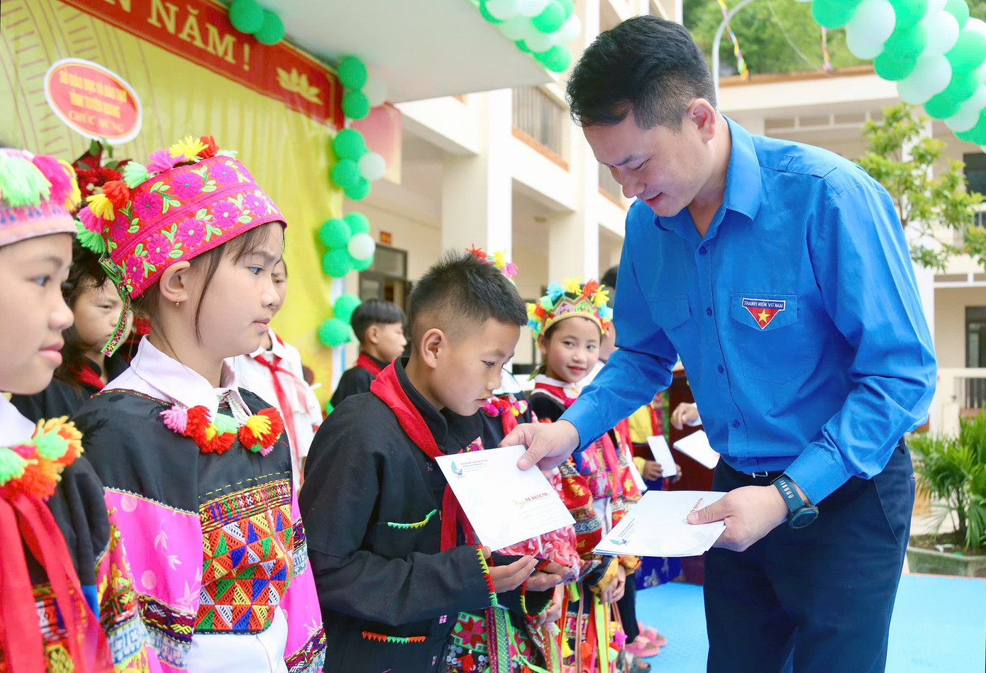 គណៈប្រតិភូបានប្រគល់អំណោយជាក់ស្តែងជាច្រើនដល់សិស្សានុសិស្សក្នុងគ្រាលំបាក រួមមានៈ កង់ចំនួន១០គ្រឿង; អាហារូបករណ៍ 30; 1 បន្ទប់កុំព្យូទ័រ; រូបថត 100 សន្លឹករបស់ពូ ហូ និង 500 ទង់ជាតិ; សៀវភៅសម្រាប់សាលារៀនក្នុងតំបន់។ រូបថត៖ Lam Dang Hai tienphong-toiyeutoquoctoi5.jpg